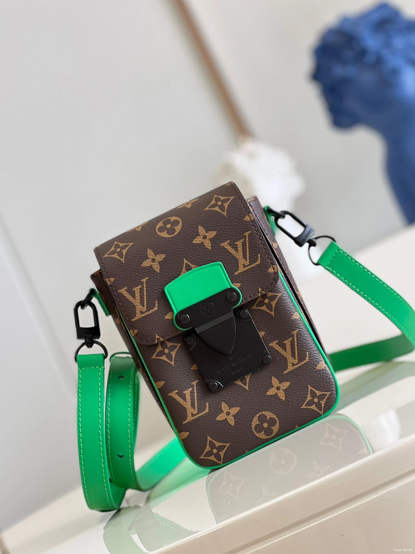 First bag LOUIS VERTICAL WALLET VUITTON S-LOCK WEARABLE 0814